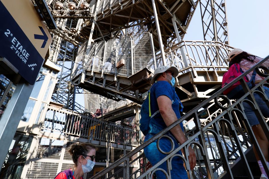 Torre Eiffel París Francia turismo visitantes coronavirus reapertura economía Patrick Branco Ruivo escaleras