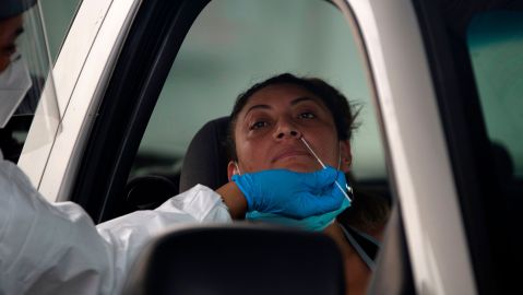 Una mujer se somente a una prueba de COVID-19 en Houston.