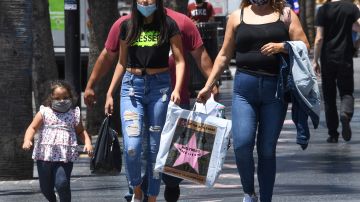 Turistas pasean por Hollywood Boulevard en Los Ángeles.