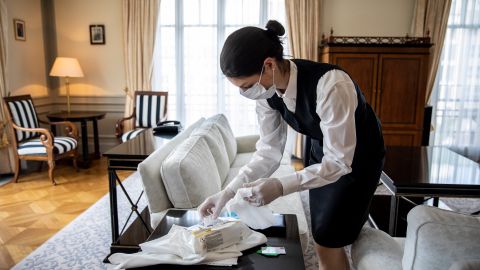 Las limpiadoras realizan un trabajo esencial.