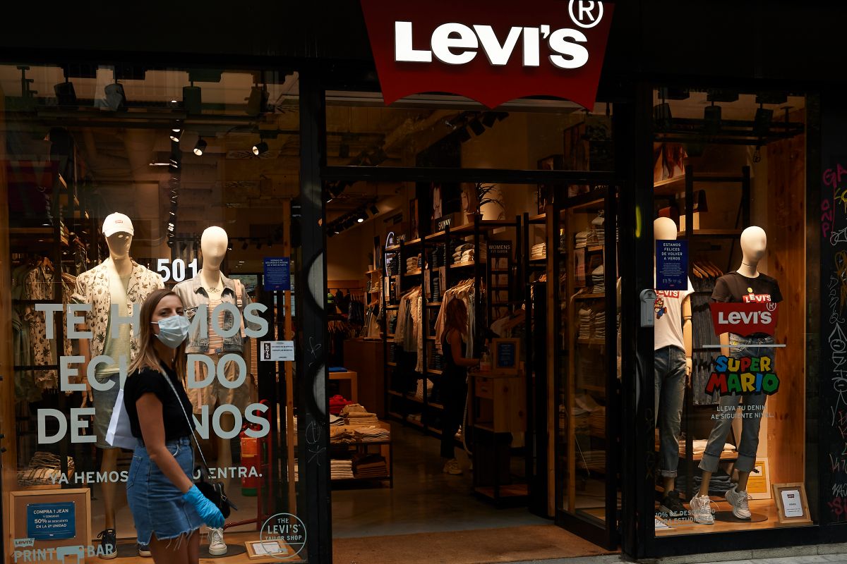 Levi's está desinfectando sus probadores después de ser utilizados por sus clientes. 