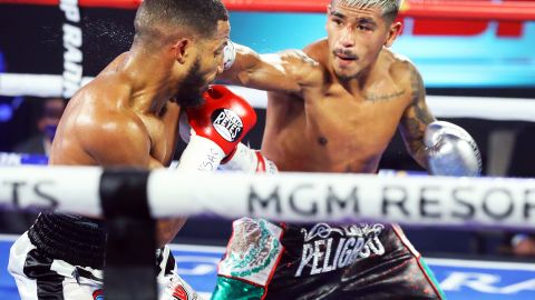 Jessie Magdaleno (der.) en acción contra Yenifel Vicente.