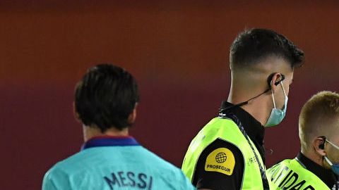 Un espontáneo entró a la cancha en el partido entre Mallorca y Barcelona.