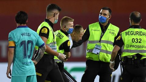 Un espontáneo entró a la cancha en el partido entre Mallorca y Barcelona.