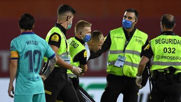 Un espontáneo entró a la cancha en el partido entre Mallorca y Barcelona.