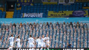 Leeds United y sus miles de fanáticos de cartón.