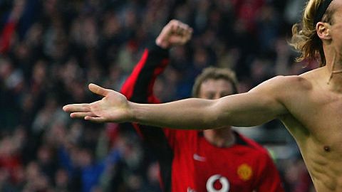 Diego Forlán celebrando un gol con Manchester United en el 2002.