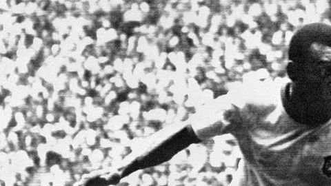 Pele disputando el balón en el mundial de México 1970.