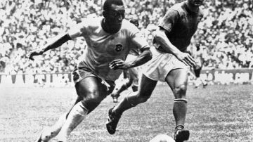 Pele disputando el balón en el mundial de México 1970.
