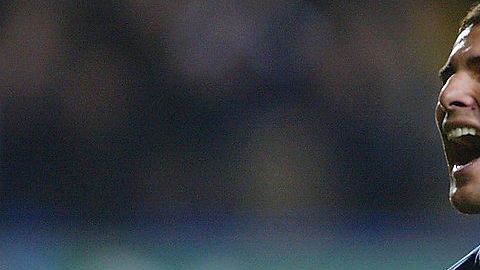 Adrian Mutu en un partido con el Chelsea en 2004.