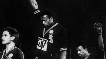 En México 68, Tommie Smith (oro) y John Carlos (bronce), protagonizaron la manifestación deportiva antirracista más recordada de la historia.