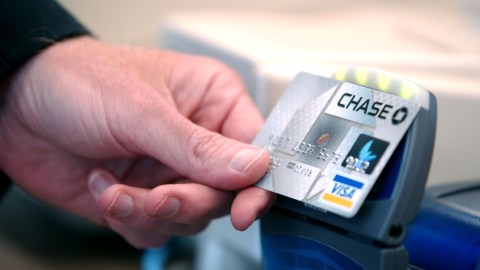 Tarjeta de crédito débito dinero ahorro seguridad recompensas fraude robo hackers historial crediticio score efectivo