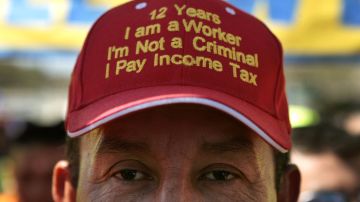 Impuestos migrantes indocumentados trabajadores IRS dinero Trump Seguro Social