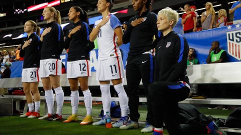 Megan Rapinoe puso su rodilla en el césped como protesta en 2016.