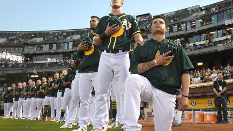 Bruce Maxwell siguió el ejemplo de Colin Kaepernick en 2017.