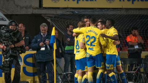 UD Las Palmas celebrando un gol en un partido contra el FC Barcelona.