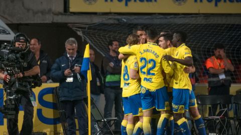 UD Las Palmas celebrando un gol en un partido contra el FC Barcelona.