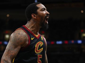 J.R. Smith se salió de control y golpeó a otra persona.
