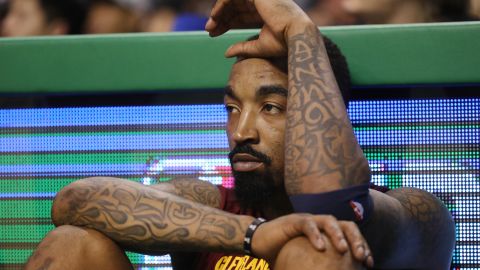 J.R. Smith admitió que golpear a otra persona fue un error.