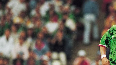 Luis Hernández jugando con la Selección Mexicana en el mundial de Francia 1998.