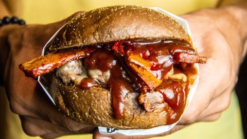 Hamburguesa-salsas- Horizon Content en Pexels