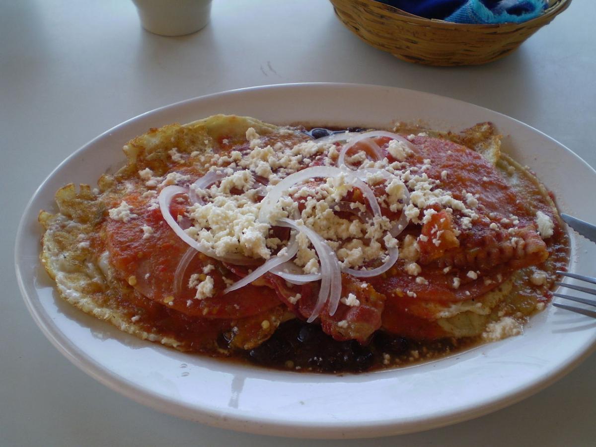 Desayuno mexicano: receta fácil de auténticos huevos motuleños - La Opinión