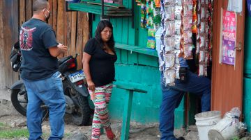 AME2857. TEGUCIGALPA (HONDURAS), 28/05/2020.- Un grupo de personas hace fila para comprar en una pequeña tienda de abastos en la ciudad de Tegucigalpa, el 28 de mayo de 2020. Honduras debe "reenfocar" sus políticas públicas de crecimiento, realizar cambios en su estructura productiva y "desestructurar" la corrupción para dar paso a un "nuevo ordenamiento social" después de la pandemia del coronavirus, alerta un estudio divulgado este jueves en Tegucigalpa.EFE/ GUSTAVO AMADOR