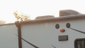 Salvador Rentería junto a sus nietas en un día de campo previo a la pandemia. (Suministrada)