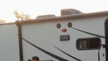 Salvador Rentería junto a sus nietas en un día de campo previo a la pandemia. (Suministrada)