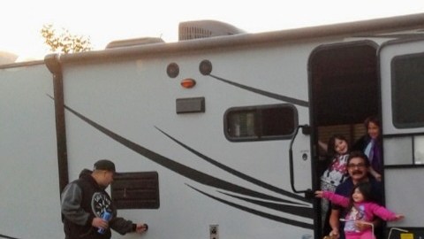 Salvador Rentería junto a sus nietas en un día de campo previo a la pandemia. (Suministrada)