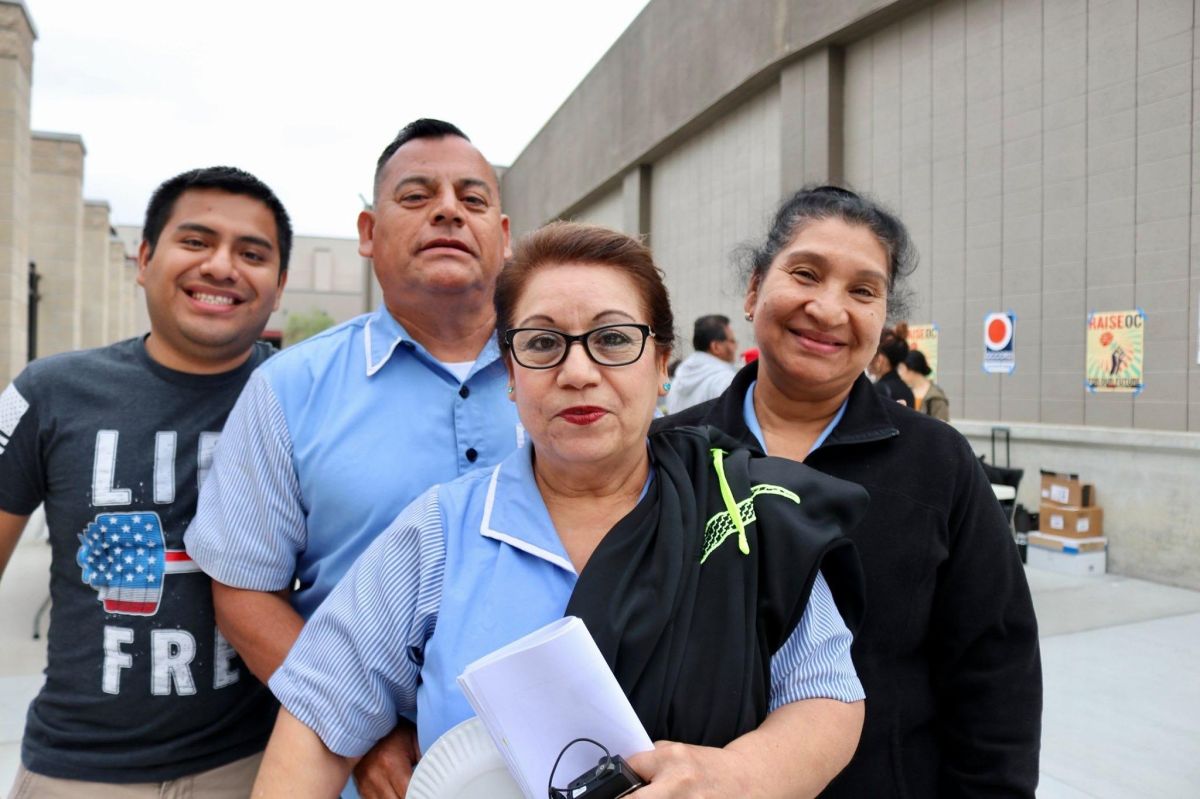 Lupita Ortiz (al frente) junto a trabajadores de Disneyland. (Suministrada)