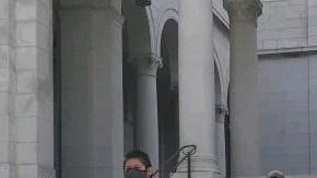 Miguel Antonio (i) el jueves en el ayuntamiento de Los Ángeles. (Suministrada)