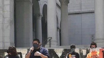 Miguel Antonio (i) el jueves en el ayuntamiento de Los Ángeles. (Suministrada)