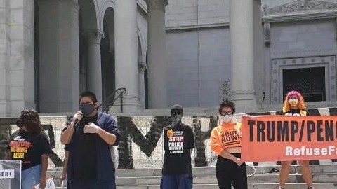 Miguel Antonio (i) el jueves en el ayuntamiento de Los Ángeles. (Suministrada)