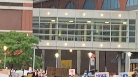 Los manifestantes comenzaron a arrojar botellas hacia la policía. Algunos eran arrestados e introducidos en el Barclays Center. / Foto: Rafael Cores, El Diario NY