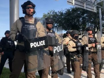 Policias antidisturbios de Miami hicieron acto de presencia el fin de semana a medida que las protestas se volvían cada vez más violentas.