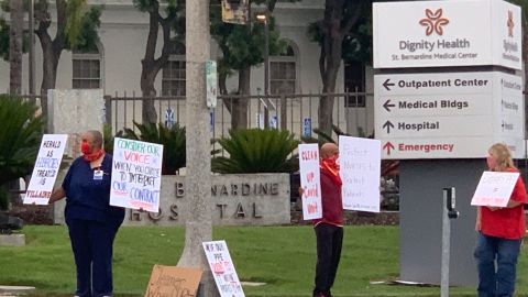 Enfermeros y partidarios se reunieron para protestar el jueves. (California Nurses Association/National Nurses United)