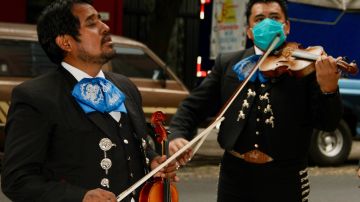 Parte del Mariachi San Andrés durante una serenata en la Ciudad de México.