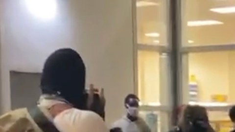 Manifestantes frente a la entrada de CVS en Miami para impedir los actos vandálicos.
