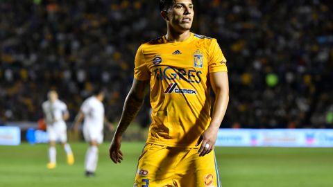 Carlos Salcedo en un partido con Tigres.