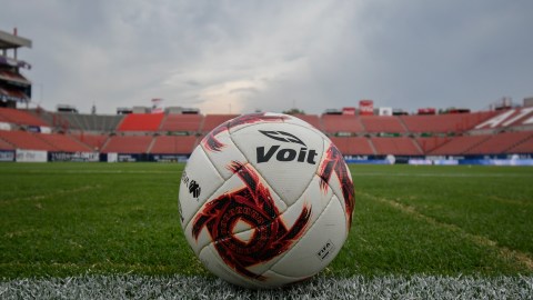 Entre consignas clamando justicia enterraron al futbolista.