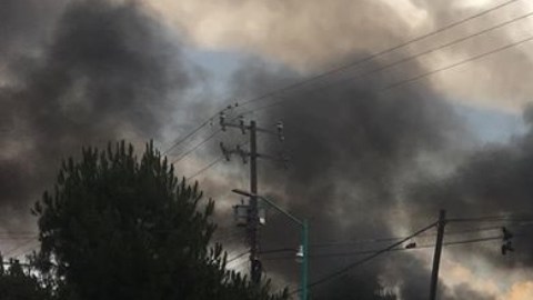 Turba amaga con linchar a policías tras muerte de jovencito por supuesto abuso policial