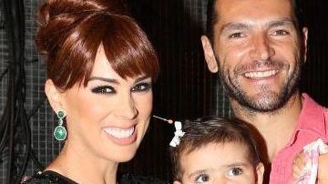 Jacky Bracamontes e hijas.