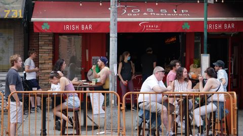 Los restaurantes podrían cobrar un cargo adicional por COVID-19.