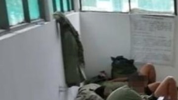 FOTOS: Aíslan de manera inhumana a soldados por sospecha de coronavirus