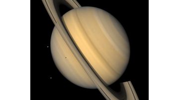 Saturno y 4 de sus lunas en color natural.