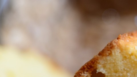 Solo necesitas helado y harina para un suave y aromático pan de vainilla.