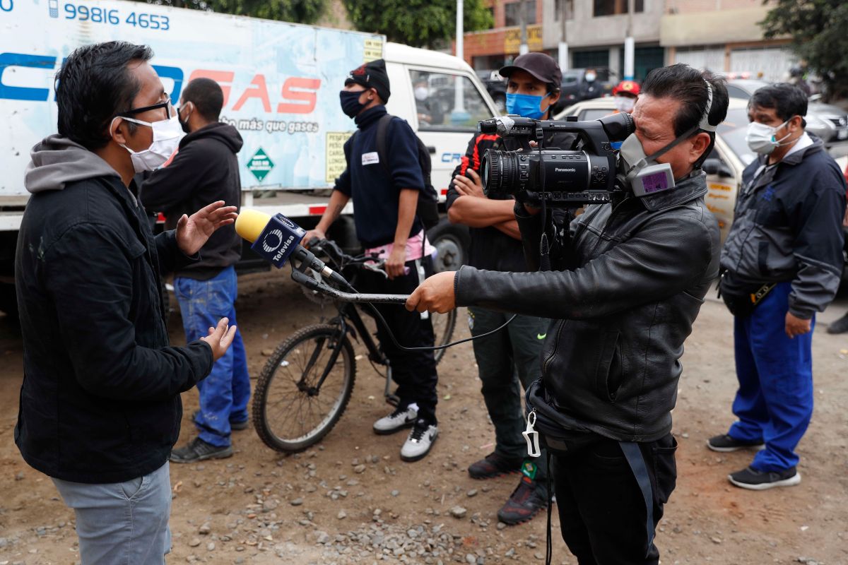 Un equipo periodístico trabaja este miércoles en las calles de Lima.