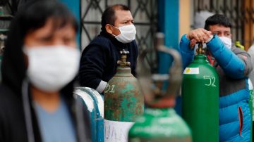 Ciudadanos peruanos hacen largas filas para comprar o recargar cilindros de oxígeno.