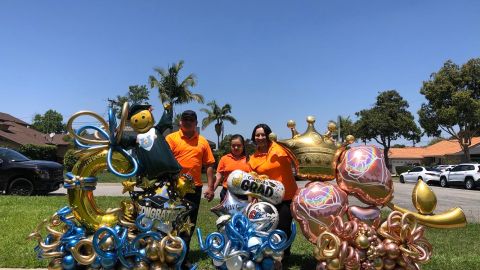 La familia ahora se dedica entéramente a los arreglos con globos. / fotos: suministradas.